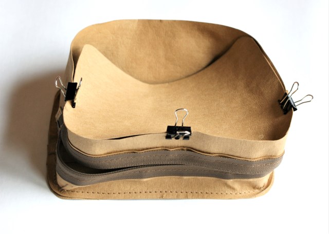 Oba łączenia pasów stebnujemy po zewnętrznej stronie  na 1 mm.